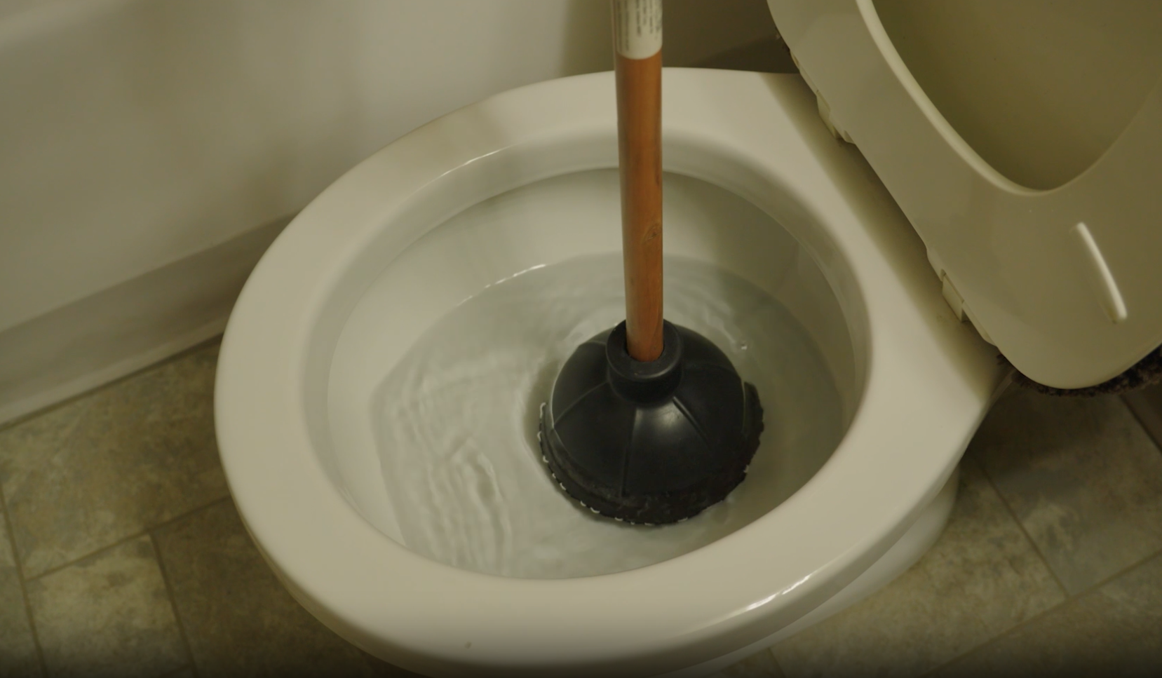 How to plunge a toilet